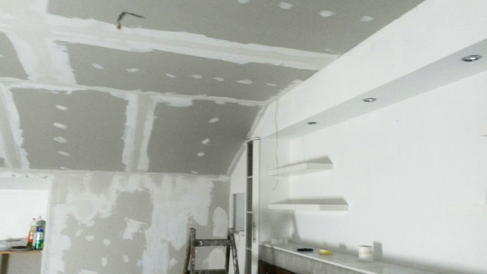 Renovierungsraum mit verspachtelten Gipskartonwaenden Leiter und Einbauleuchten